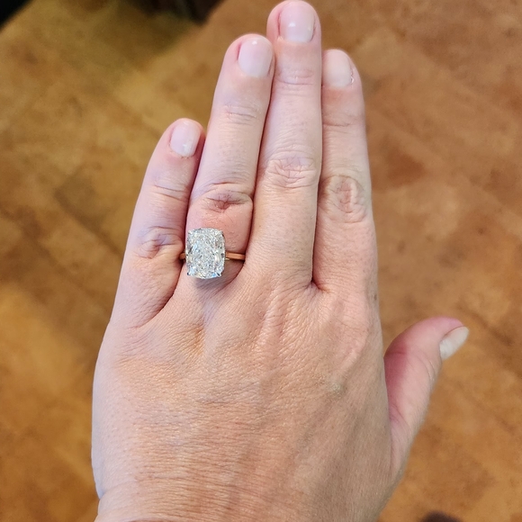 8 Carat Cushion Cut Diamond Gold Ring - Picture 5 of 9